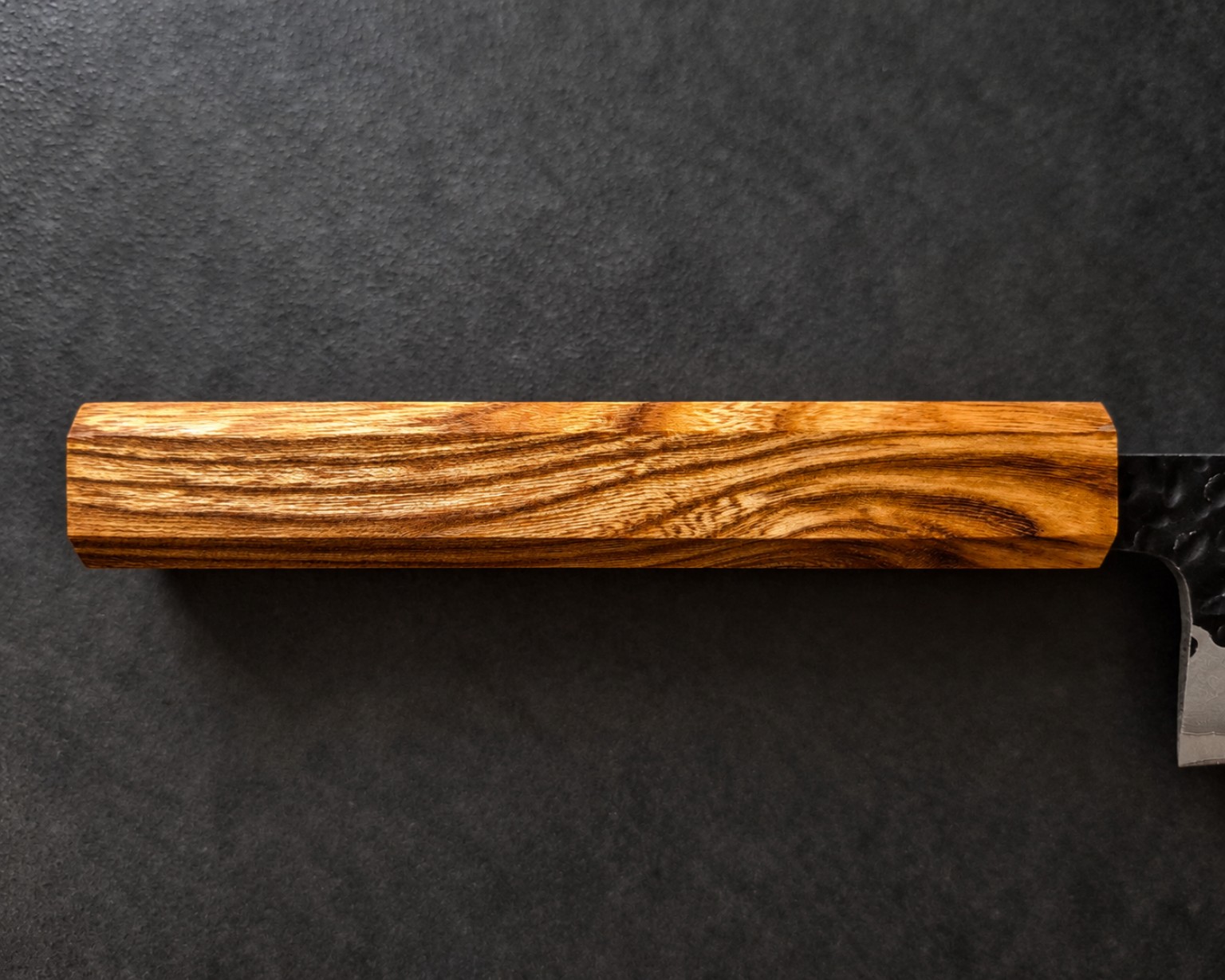 Horizontal close-up of the Goldregen wooden handle and its strong natural golden-brown figure